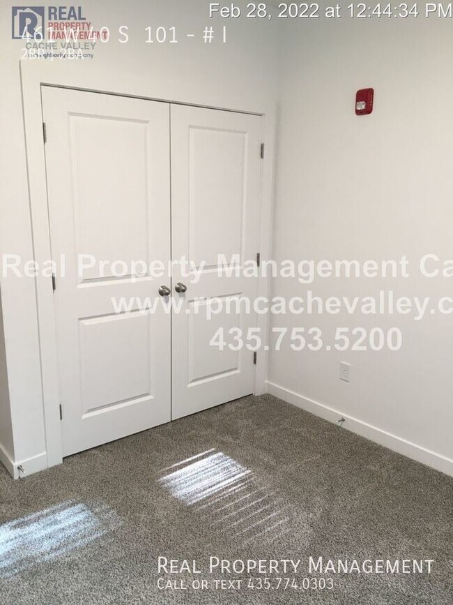 Building Photo - 461 W 40 S