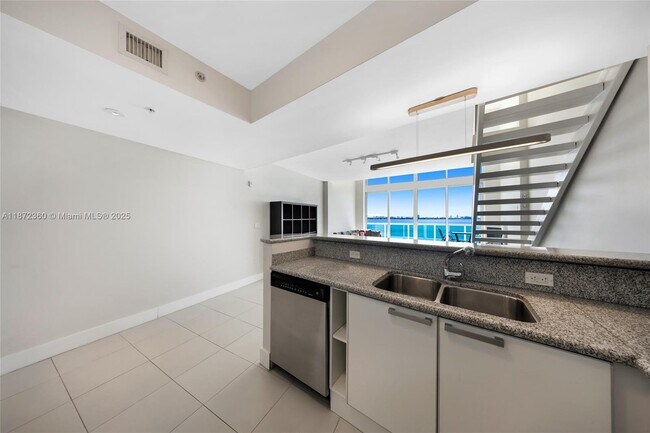 Building Photo - 2000 Bay Dr