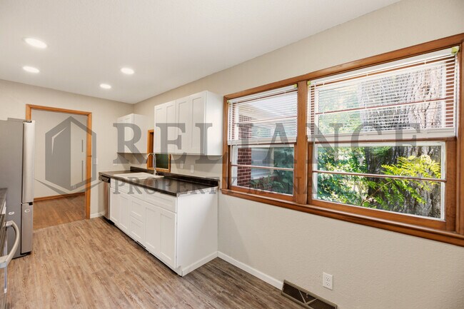 Building Photo - 841 N Country Acres Ave