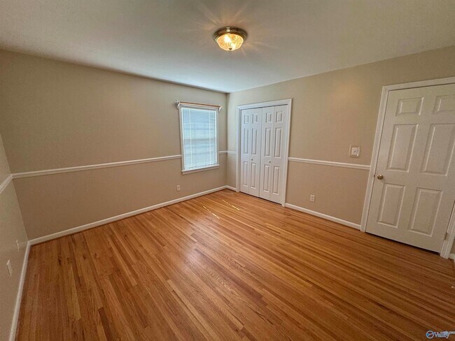 Building Photo - 816 Mira Vista Dr SE