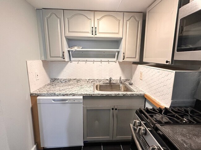 Building Photo - 474 E 7th St