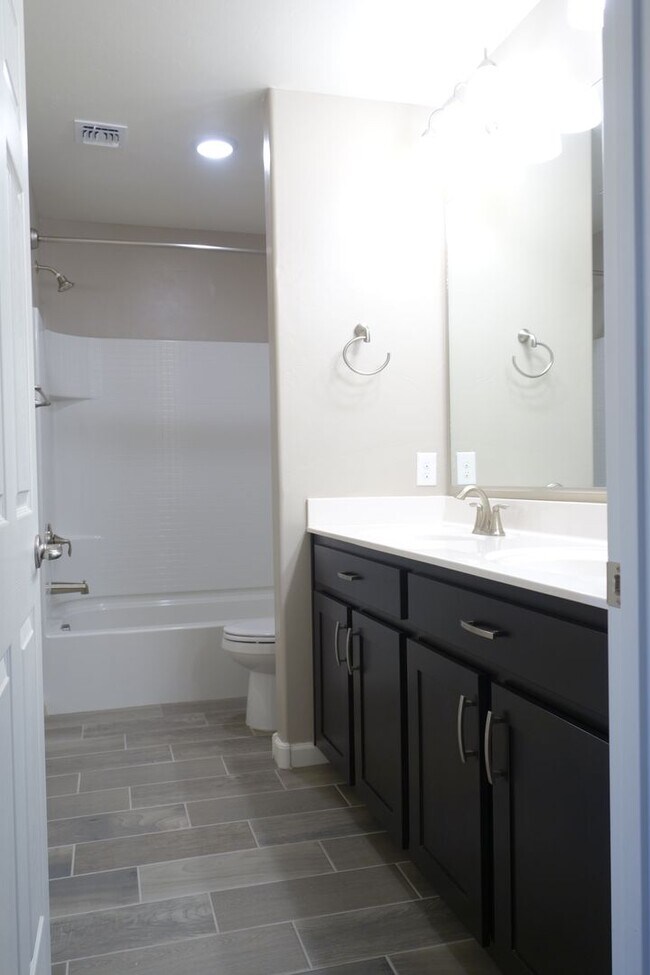 Building Photo - (Vail) Spacious 5 bedroom 3 bath house!