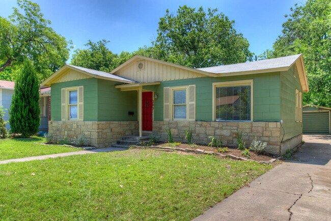 Building Photo - UT PRE-LEASE: 4 bed/2 bath North Campus home for pre-Lease. Features wood floors and many updates
