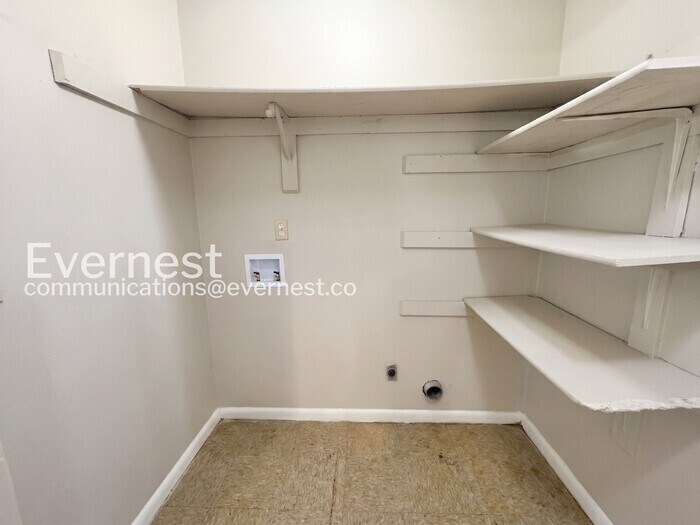 Building Photo - 3062 St Paul Dr
