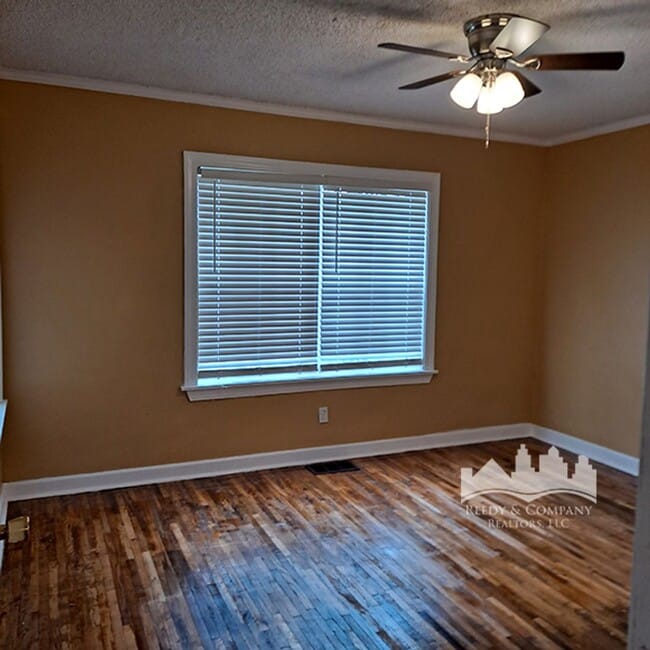 Building Photo - 2949 Yale Ave