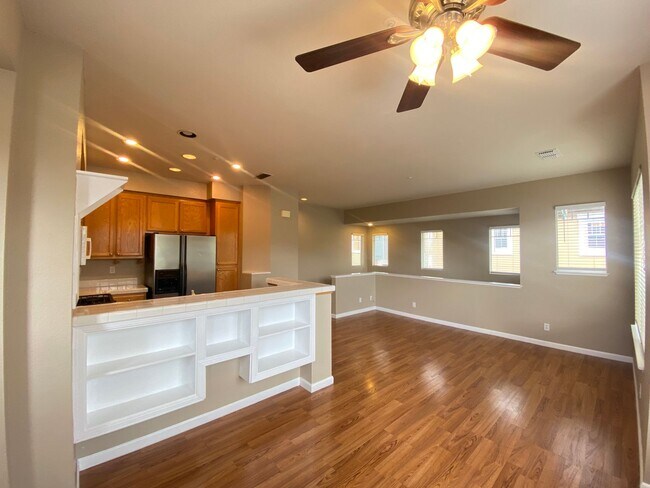 Building Photo - Low Deposit W/ Garage Parking & In Unit Laundry!