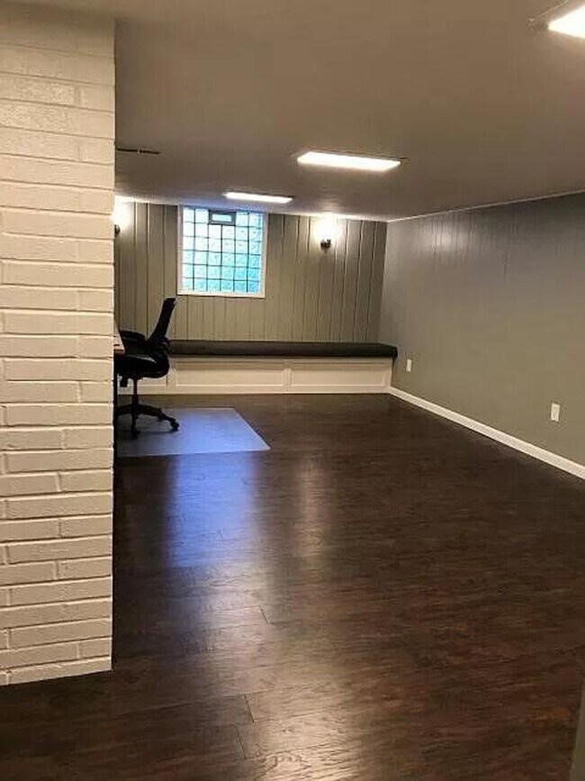 Building Photo - Charming 3-Bedroom Westlake Retreat with Prime Location and Serene Backyard Oasis