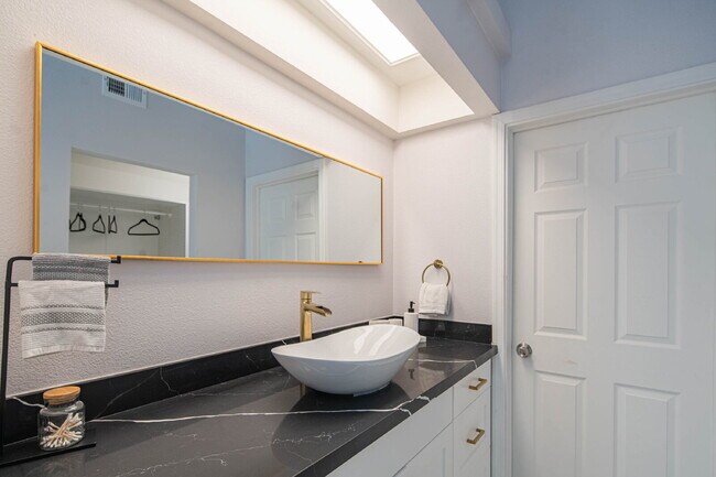 Building Photo - 10615 N 63rd Dr