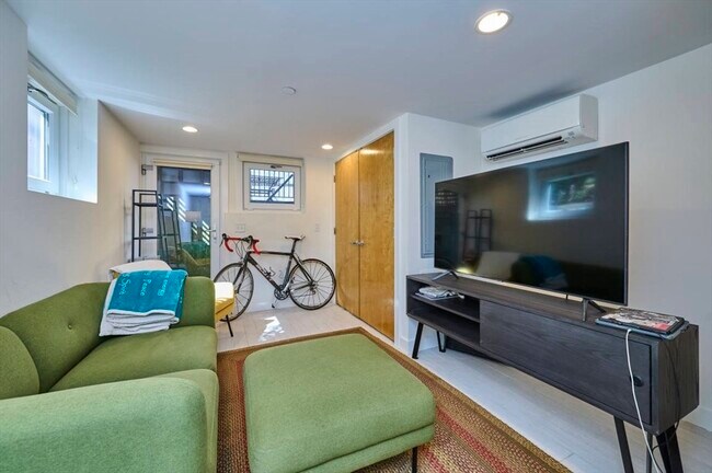 Building Photo - 13 Clary St