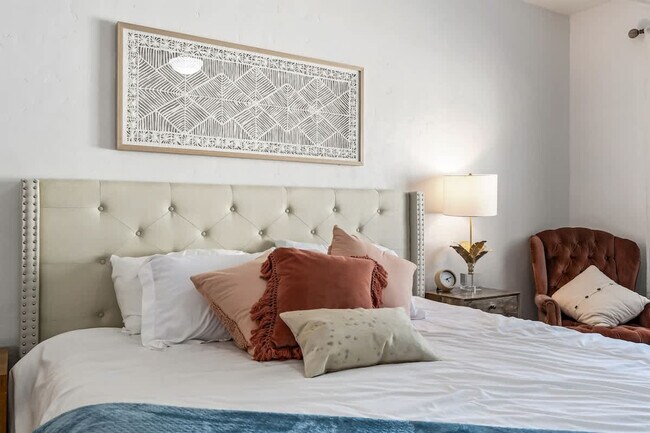 Building Photo - 2092 W Bella Ln