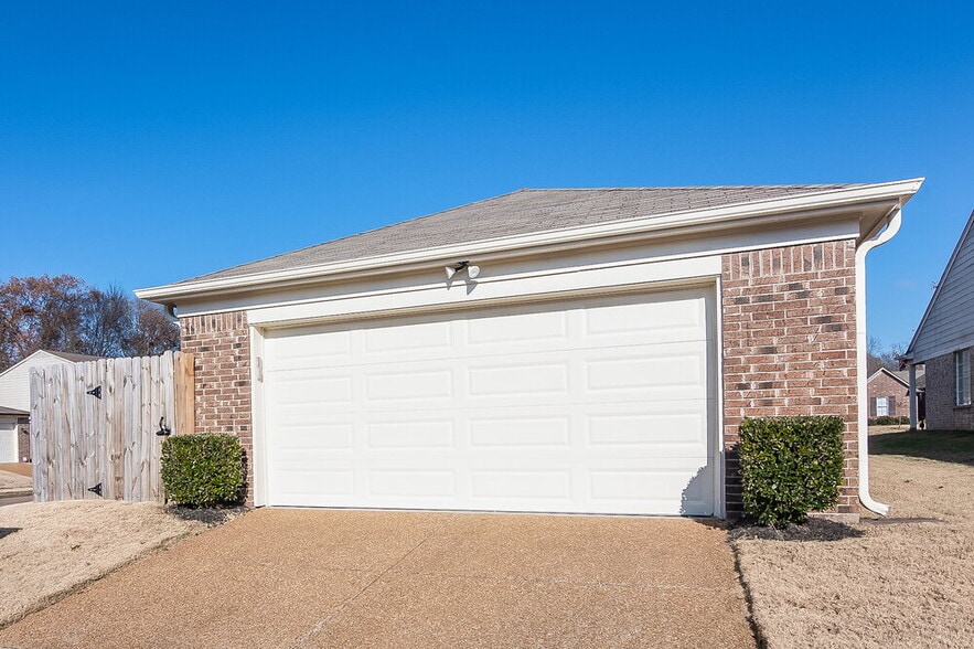 Building Photo - 10049 Mill Hill Ave