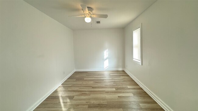 Building Photo - 105 Clear Lake Rd