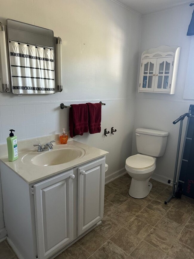 Building Photo - 4 Bedroom, 2 Bath farm house out in the Co...