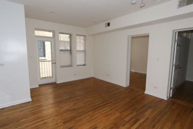 Building Photo - 922 W Dakin St