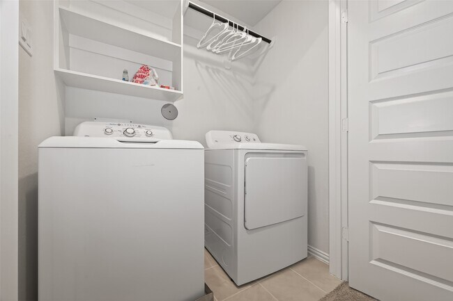 Building Photo - 27926 Western Crk Ct