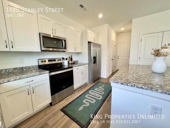 Building Photo - 1625 Stanley St