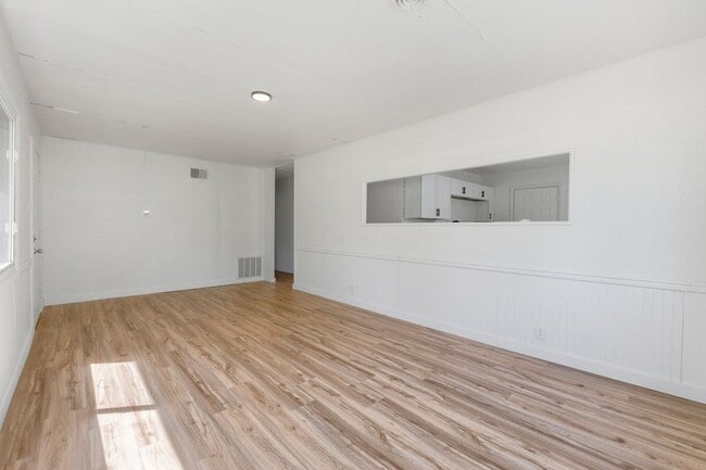 Building Photo - NEW LISTING! 3 BEDROOM HOUSE!
