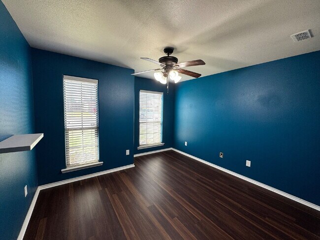 Building Photo - Stunning Spacious Home in Lovely Neighborhood!