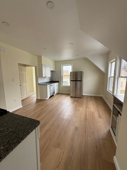 Building Photo - 80 Gladstone St