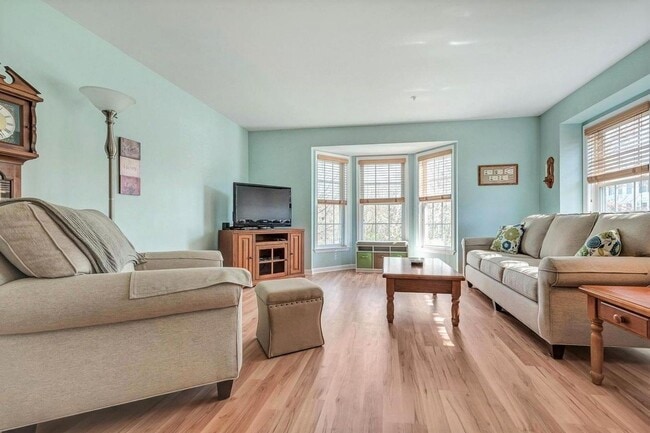 Building Photo - Extremely well maintained END UNIT townhouse in Ballenger creek available before the holidays!