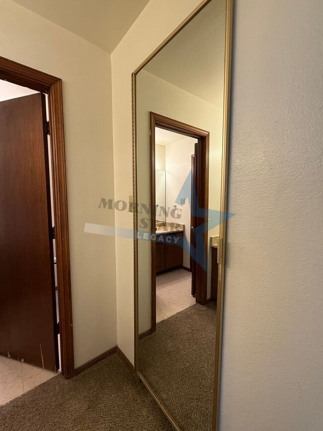 Building Photo - 2 bed townhouse w/garage and enclosed yard!