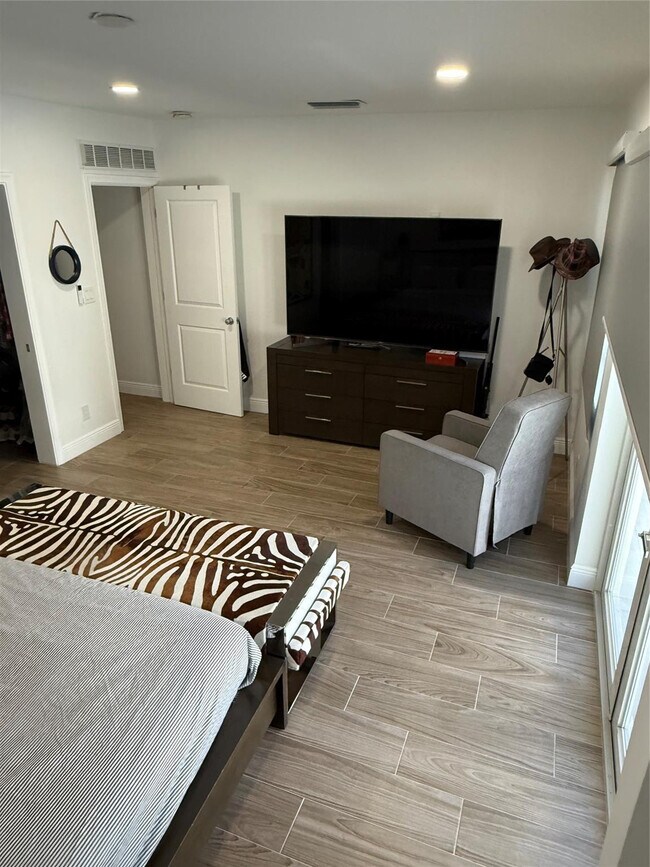 Building Photo - 1637 SE 1st St