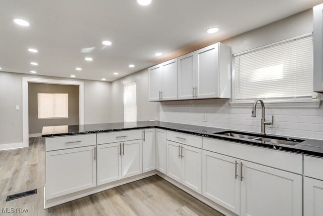 Building Photo - 920 Bloomfield Ave