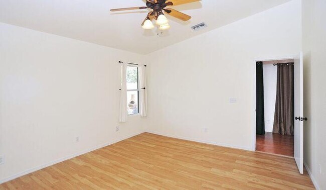 Building Photo - 3 Bedroom 2 Bathroom House