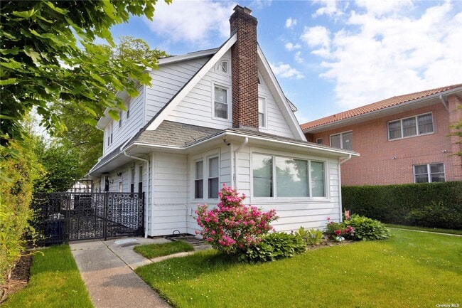 Primary Photo - 20 Point Crescent