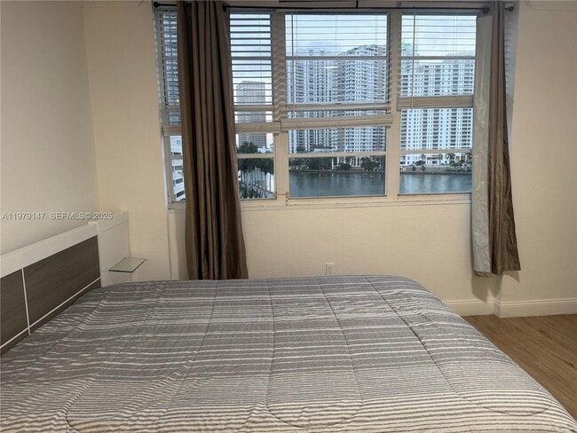 Building Photo - 801 Brickell Bay Dr