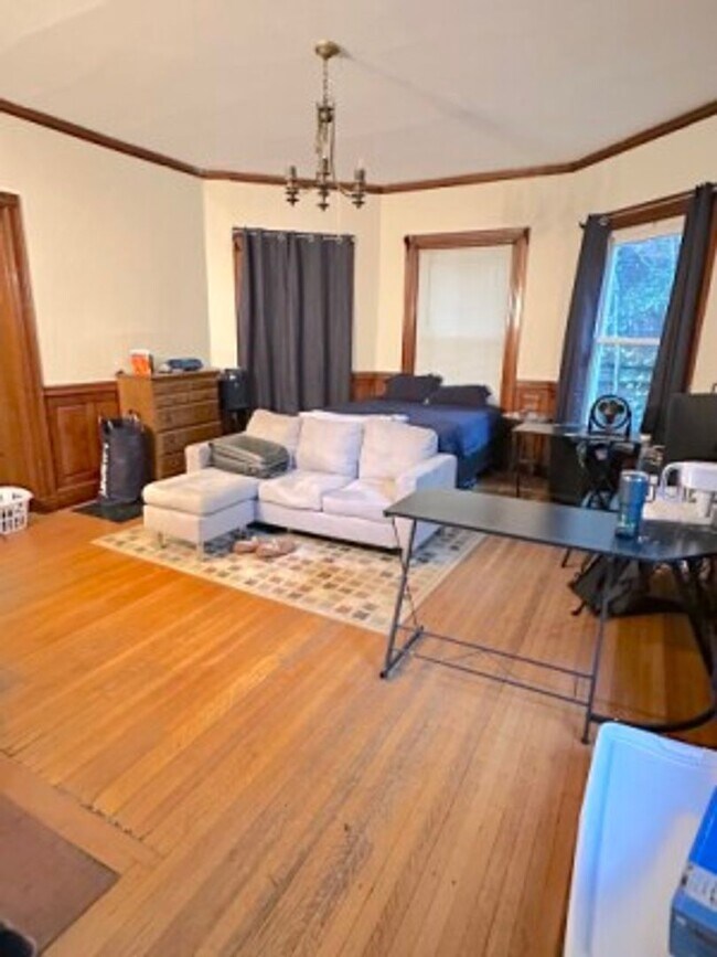 Building Photo - BC / Cleveland Circle 10 Bed/3.5 Bath House on Orkney Rd for September 2026