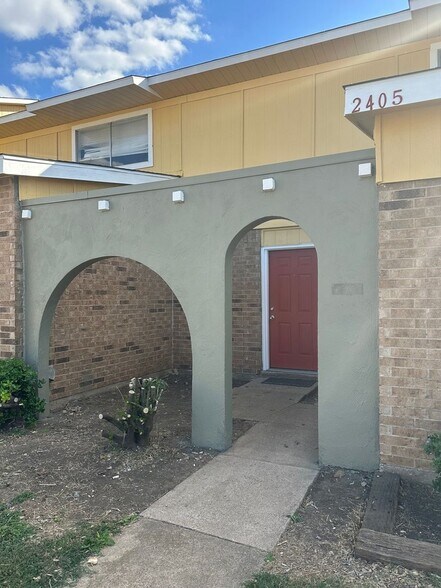 Building Photo - 2405 Doreen St
