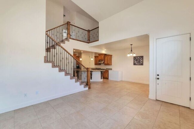 Building Photo - Beautiful Townhouse w attached 2 car garage in Orem