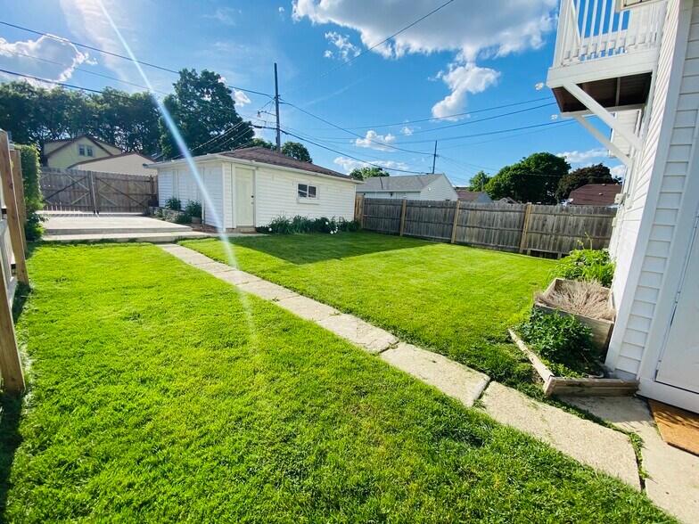 Building Photo - 623 S 60th St