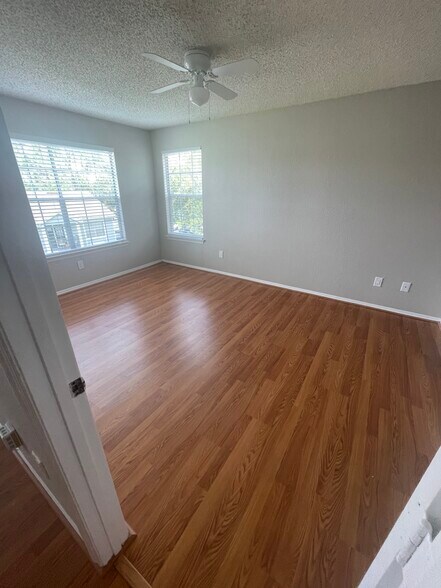 Building Photo - 2550 N Alafaya Trl