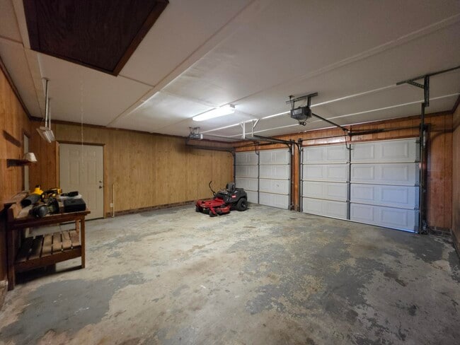 Building Photo - 450 Derek Dr