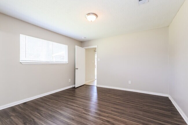 Building Photo - 807 Sulphur St