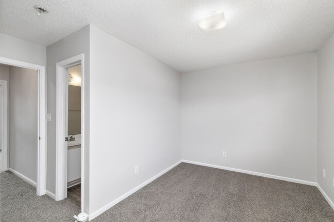 Building Photo - 2 Bed 2.5 Bath Townhome