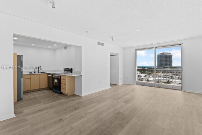 Building Photo - 6900 Bay Dr