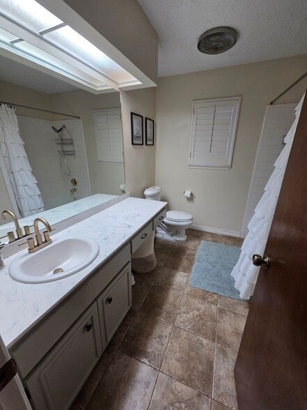 Guest bathroom- tub and shower - 9311 Fallworth St