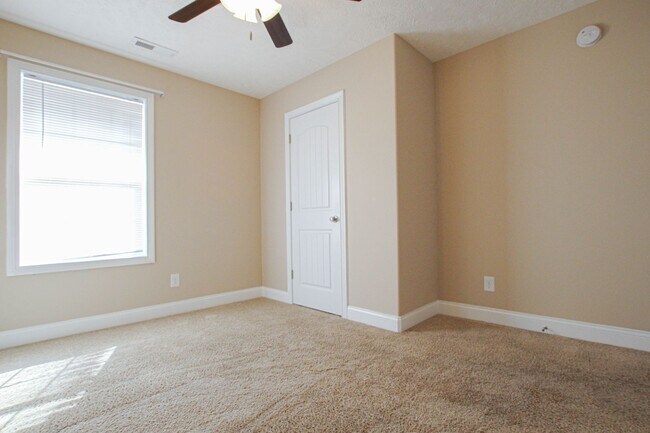 Building Photo - Pet Friendly Ranch!