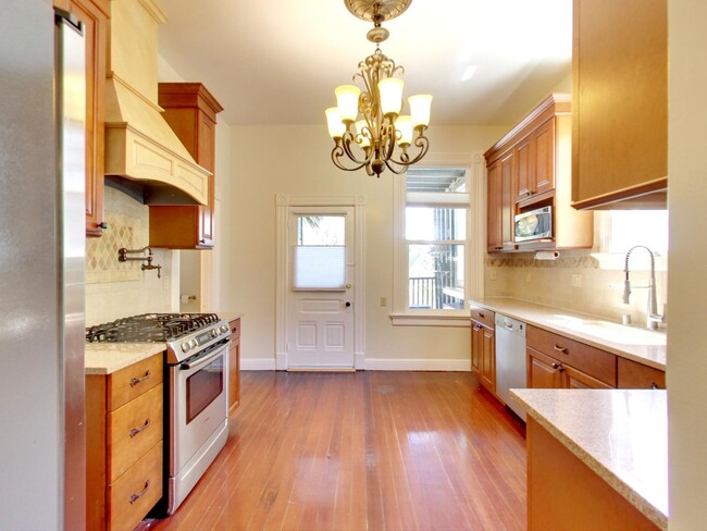 Building Photo - Beautiful 3 Bedroom in Duboce Triangle!!