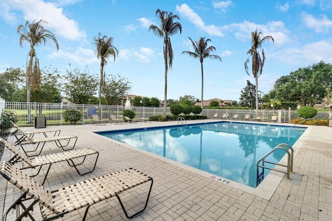 Building Photo - 141 SW Palm Dr