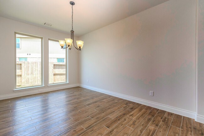 Building Photo - 3410 Willow Cres Ct