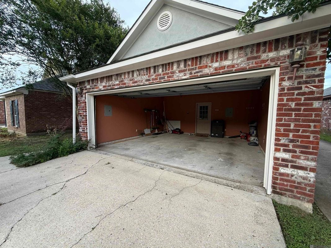 Building Photo - 5545 Ducros Dr