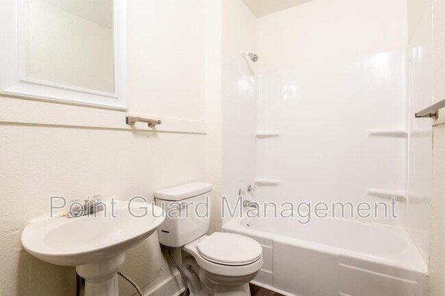 Building Photo - 813 S Beverly St