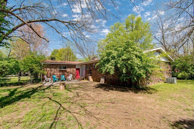 Building Photo - Updated and Spacious 4 Bedroom Home Near UofA! AVAILABLE IN JULY!!