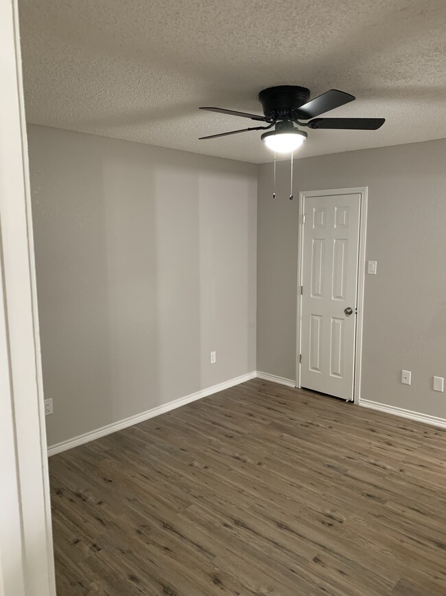 Building Photo - Newly Renovated Townhome!!