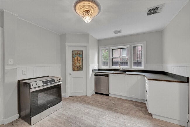 Building Photo - 1824 W Colorado Ave