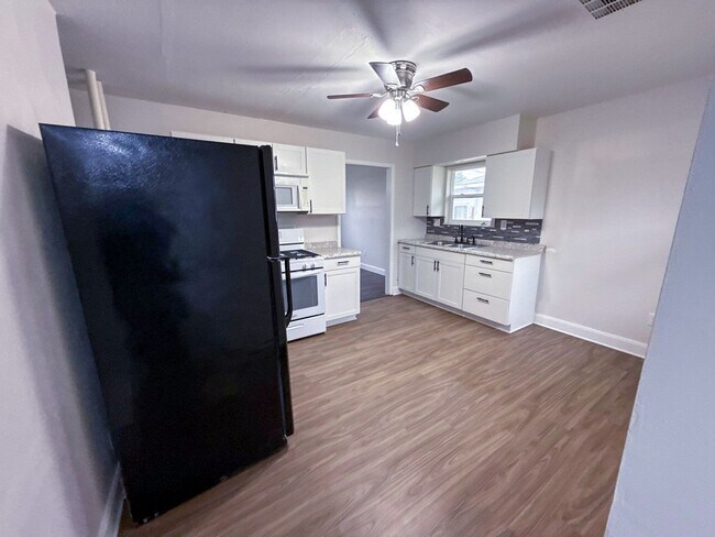 Building Photo - Freshly Updated Home on a Quiet Street with Large Yard!